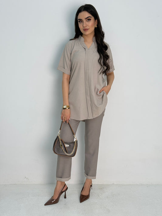 A set of beige abaya that includes matching trousers, coat abaya, inner top and sheila. This abaya set is perfect for travels and corporate events.