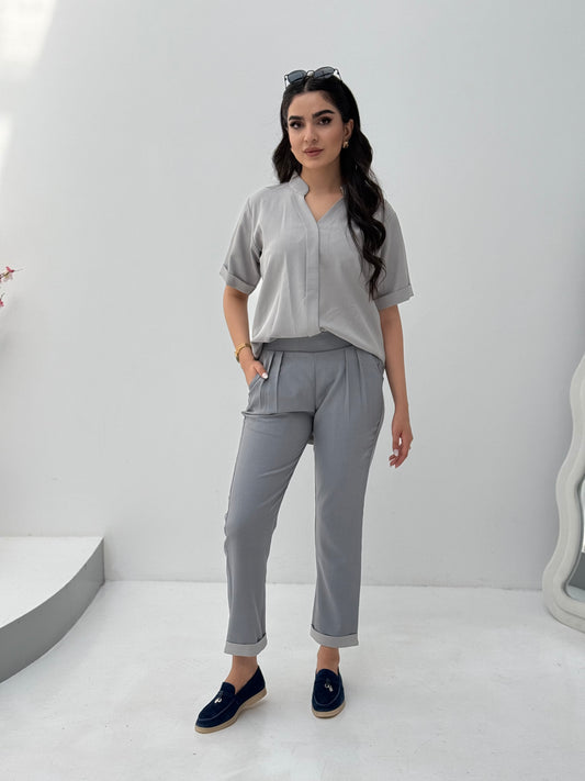 A set of grey abaya that includes matching trousers, coat abaya, inner top and sheila. This abaya set is perfect for travels and corporate events.