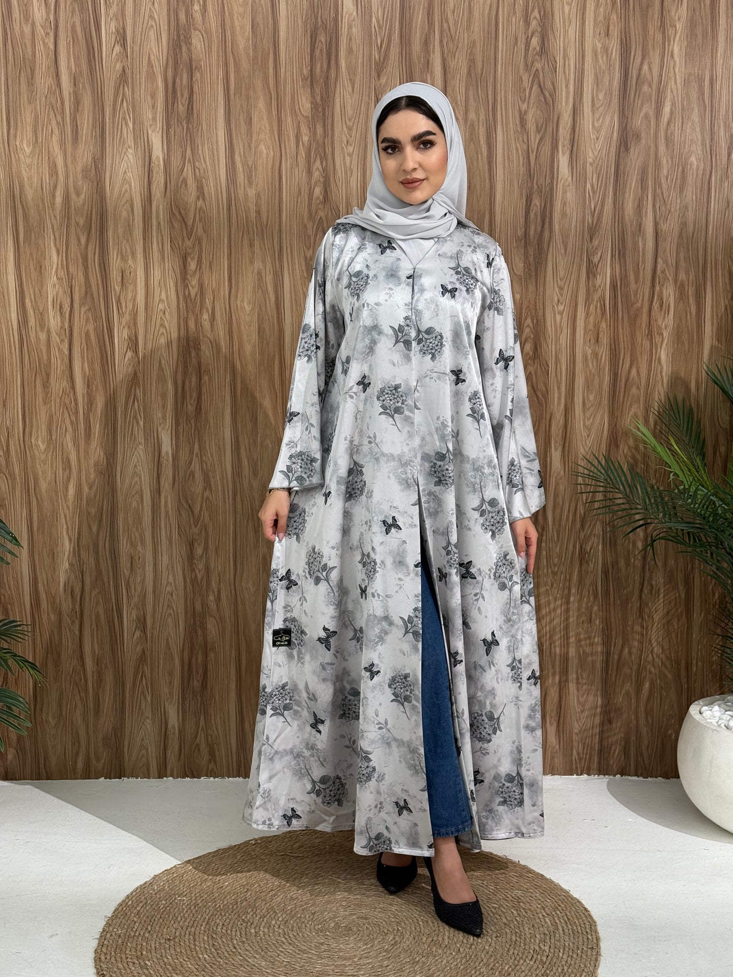 A stunning silver grey butterfly abaya with a satin floral print, that is perfect choice for evening gatherings or  stylish daytime wear. 