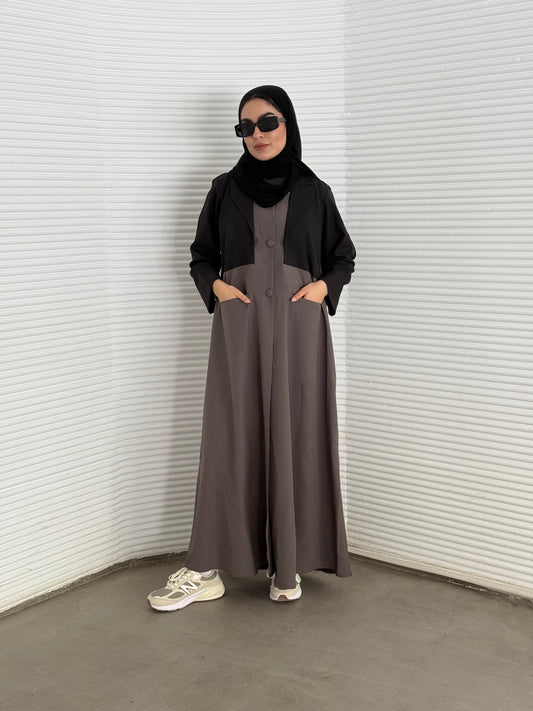 A black and brown abaya, tailored from Linen, it features a coat-style collar and pockets for a structured fit.