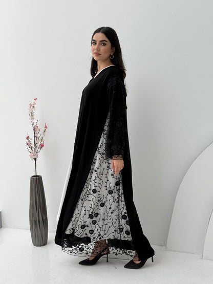 A premium black nida abaya, this abaya features floral lace(dantel) panels on the sides and sleeves. Perfect for daytime occasions and formal events.
