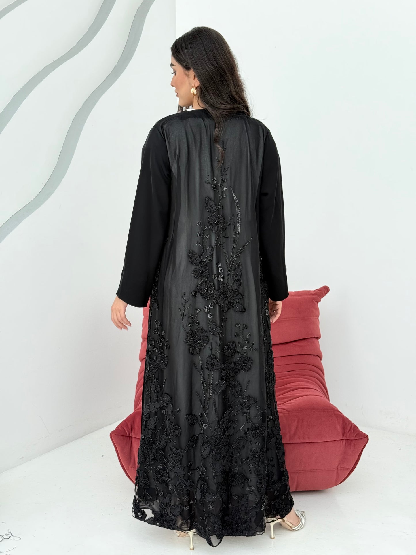 A black floral abaya with embroidery at the back, the abaya is perfect for evening galas, dinner outings.