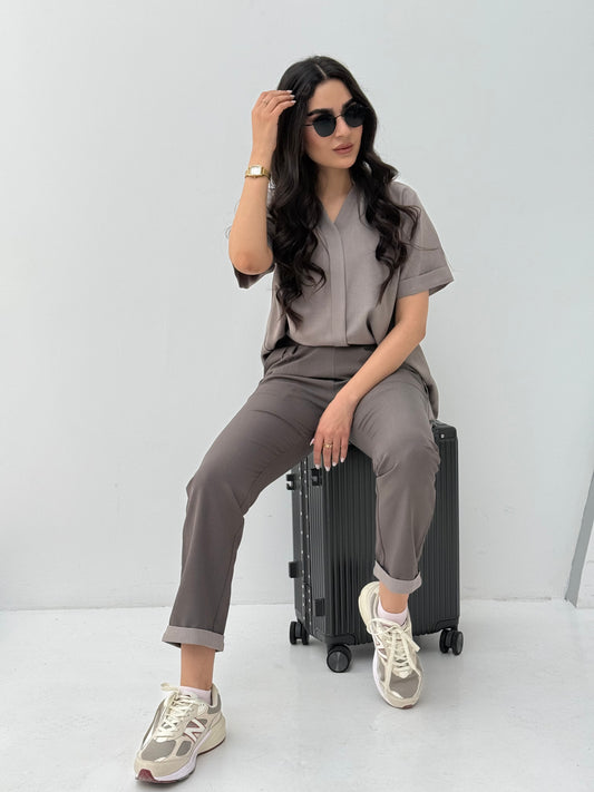 A set of brown abaya that includes matching trousers, coat abaya, inner top and sheila. This abaya set is perfect for travels and corporate events.